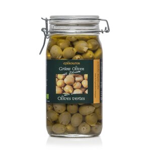 Grüne Oliven gefüllt mit Zitrone in Kräuteröl