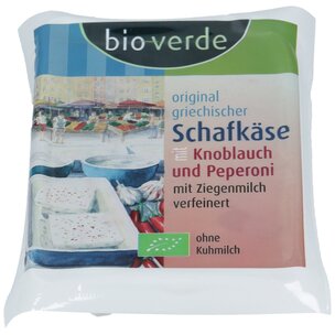 Schafkäse mit Knoblauch und Peperoni